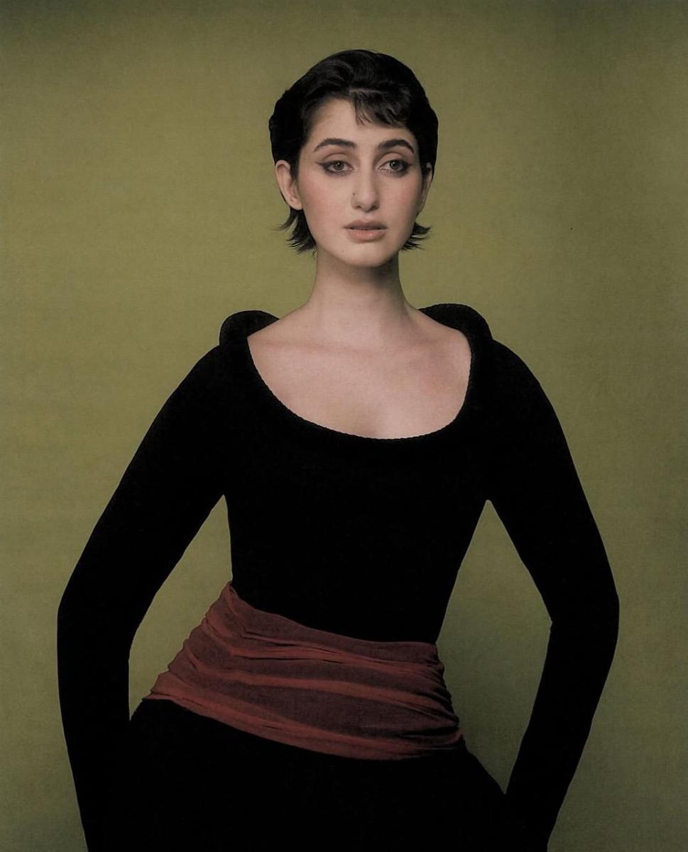 راما دواجي ترتدي فستان أسود مع حزام بورغندي متموج