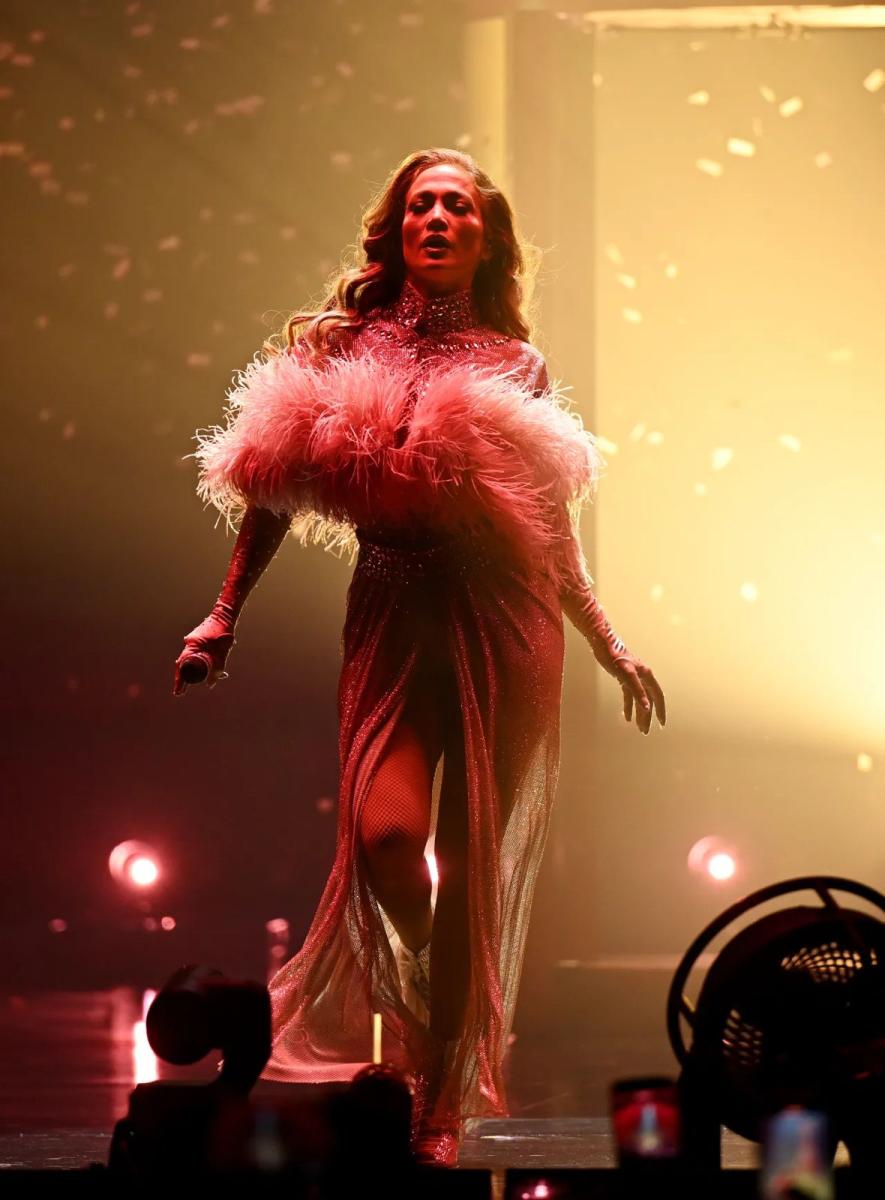 شربل زوي يصمّم إطلالة مسرحية تعكس قوة جنيفر لوبيز