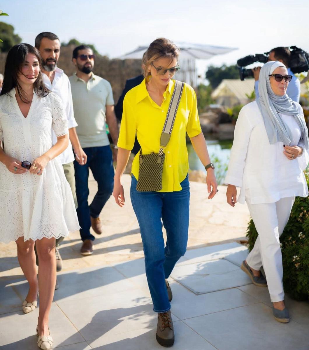 الملكة رانيا بموضة الدنيم 