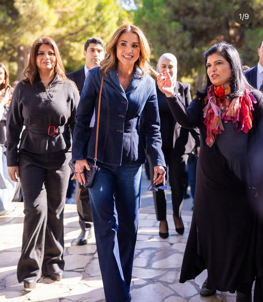 الملكة رانيا بموضة الدنيم 