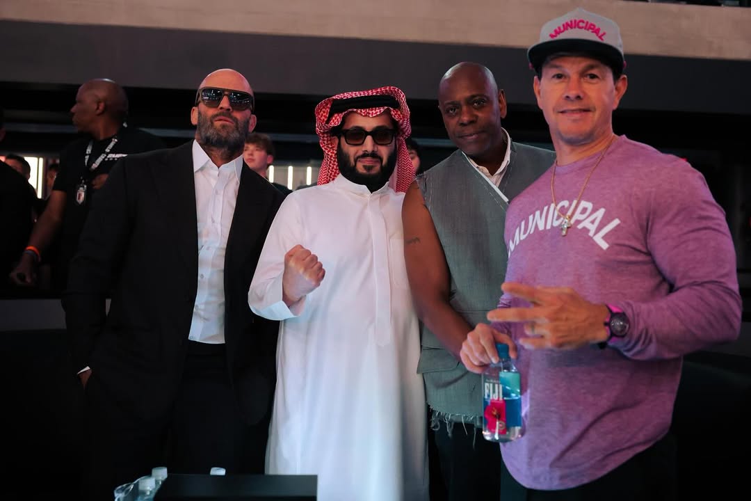 كانيلو ألفاريز Canelo Alvarez - تيرينس كروفورد Terence Crawford - مايك تايسون Mike Tyson - صوفيا فيرغارا Sofia Vergara - تشارليز ثيرون Charlize Theron - مارك والبرغ Mark Wahlberg - جيسون ستاثام Jason Statham - ويز خليفة Wiz Khalifa - تشانس ذا رابر Chance the Rapper - مارك أنتوني Marc Anthony - مستر بيست MrBeast - لاس فيغاس Las Vegas - أليجيانت ستاديوم Allegiant Stadium - نزال الملاكمة - مشاهير هوليوود في الملاكمة