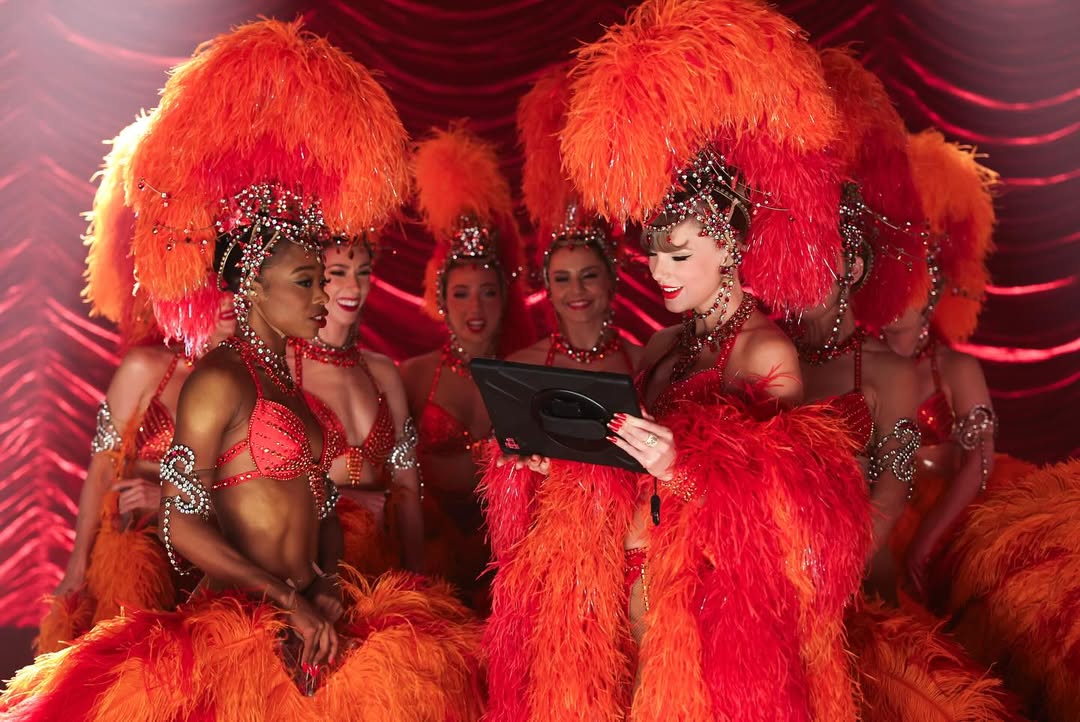 تايلور سويفت - Taylor Swift - The Fate of Ophelia - The Life of a Showgirl - Eras Tour - ترافيس كيلسي Travis Kelce - مارلين مونرو Marilyn Monroe - إستر ويليامز Esther Williams - جون إيفرت ميليه John Everett Millais - Hamlet - William Shakespeare - YouTube - Adele - 25 album - Ethan Tobman - Mandy Moore - Busby Berkeley - MGM musicals - Las Vegas showgirl - Broadway - Luminate - ألبوم تايلور سويفت الجديد - كليب The Fate of Ophelia - أغاني بوب 2025 - فيديو كليب تايلور سويفت