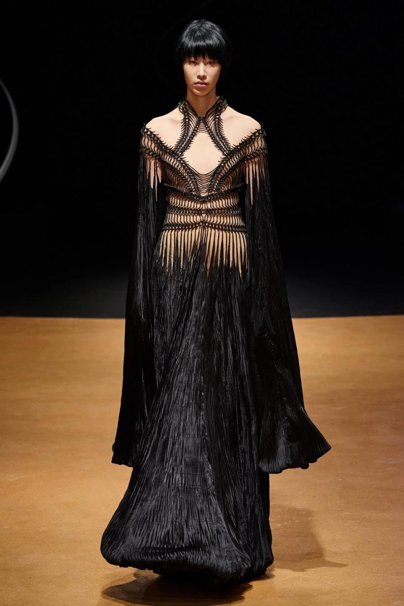 آن هاثاواي&nbsp;بإطلالة من&nbsp;Iris Van Herpen