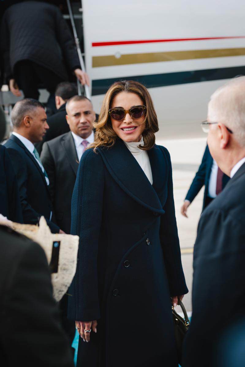 الملكة رانيا بمعطف كلاسيكي من علايا وتنورة مخملية في تركيا