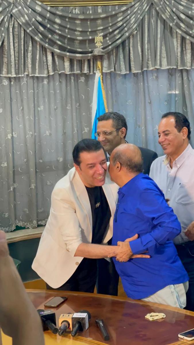 جلسة الصلح بين مصطفى كامل وطارق الشناوي 