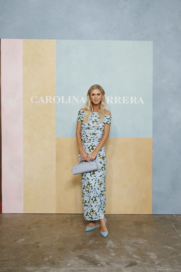 نيكي هيلتون… الأزرق المزهّر