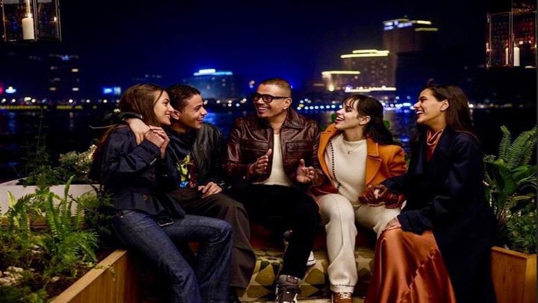 عمرو دياب يتصدر الترند… لأول مرة يجمع أبناءه الأربعة