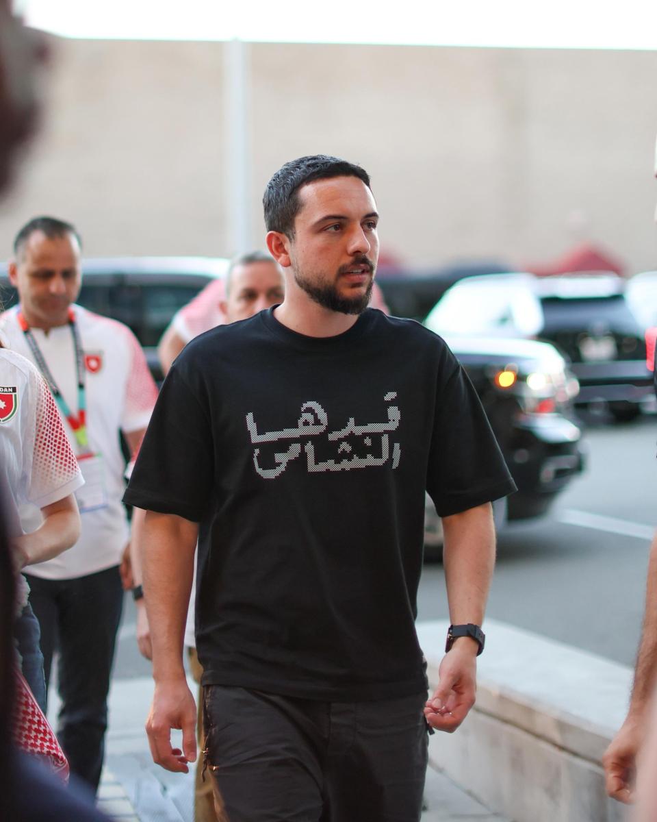 الأمير الحسين يختار إطلالة عملية بروح رياضية