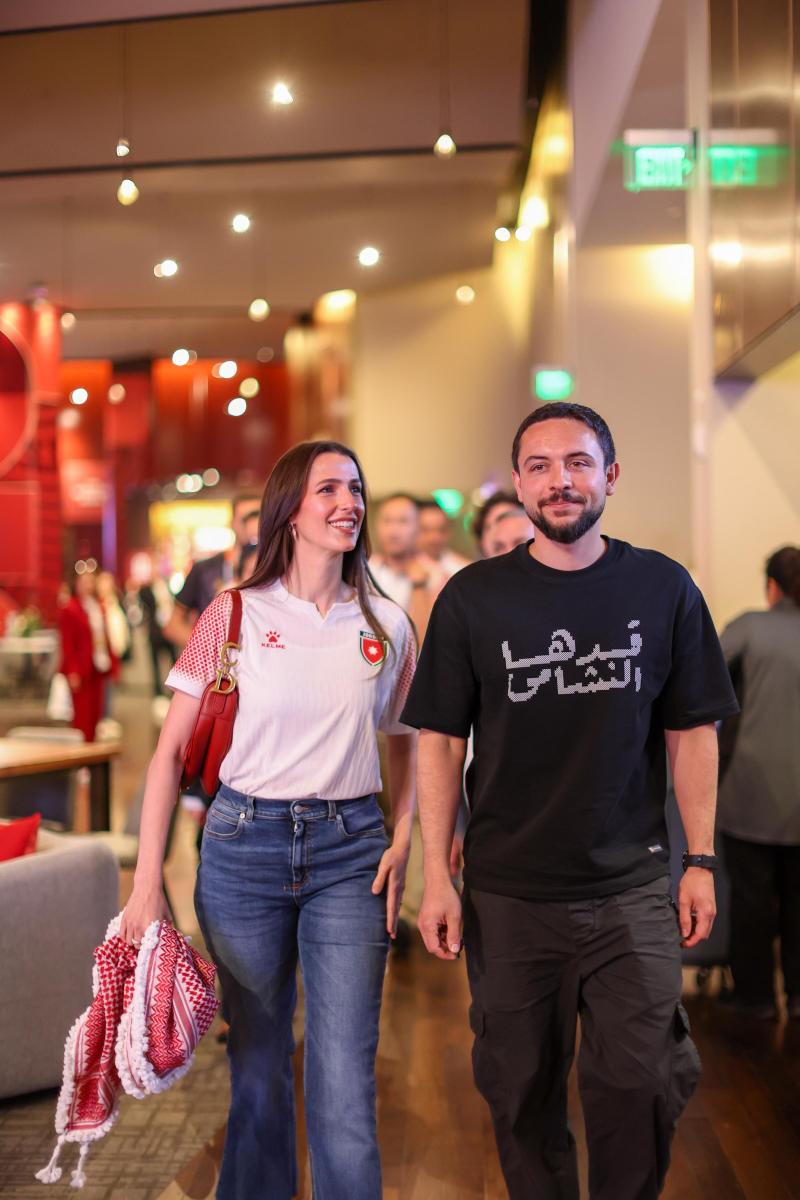 الأميرة رجوة تعتمد أسلوباً شبابياً يناسب أجواء المباريات