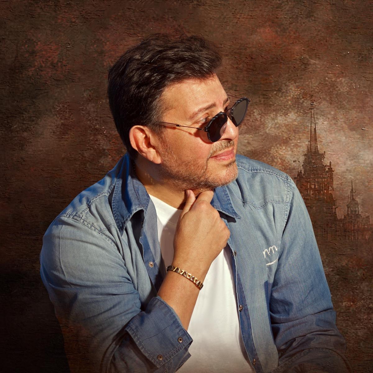 تفاعل النجوم مع الحالة الصحية لـ هاني شاكر ودعوات بالشفاء  النص: حالة من القلق والتضامن سادت الوسط الفني خلال الساعات الماضية، بعد تطورات الحالة الصحية للفنان الكبير هاني شاكر، حيث تفاعل عدد من النجوم والمسؤولين مع وضعه الصحي، بين رسائل دعم ودعوات بالشفاء، إلى جانب متابعة رسمية دقيقة لتفاصيل علاجه خارج مصر.  في هذا السياق، شارك المطرب الكبير محمد ثروت جمهوره منشورًا دعا فيه بالشفاء العاجل لصديقه، وكتب عبر صفحته الرسمية على "فيس بوك" قائلاً: "اللهم اشفي أخي وحبيبي وعشرة عمري هاني شاكر شفاءً تاماً لا يغادر سقماً، اللهم أذهب عنه كل باس اللهم أنت الشافي لا شفاء إلا شفاؤك اللهم أستجب بحق عزتك وجلالك".  وعلى الصعيد الرسمي، تواصلت الدكتورة جيهان زكي، وزيرة الثقافة، مع السيدة نهلة توفيق، زوجة الفنان، للاطمئنان على آخر تطورات حالته الصحية، في وقت يستكمل فيه علاجه تحت إشراف طبي متخصص داخل أحد المستشفيات في فرنسا. كما أجرت اتصالًا مع السفير طارق دحروج لمتابعة تفاصيل الرعاية الطبية المقدمة له، والتأكد من توافر جميع سبل الدعم خلال فترة العلاج. وأكدت وزيرة الثقافة أن الوزارة تتابع حالته عن كثب، وتبذل ما في وسعها لدعمه في هذه المرحلة، تقديرًا لمكانته الكبيرة لدى الجمهور المصري والعربي، معربة عن تمنياتها له بالشفاء العاجل والعودة إلى محبيه.  من جهتها، كشفت الفنانة نادية مصطفى تفاصيل دقيقة حول الحالة الصحية، بعد انتشار معلومات غير دقيقة عبر مواقع التواصل الاجتماعي، موضحة عبر حسابها على "فيس بوك": "خلال الأيام الماضية انتشرت على مواقع التواصل الاجتماعي بعض المعلومات غير الدقيقة حول الحالة الصحية للفنان الكبير وأخى الغالى هاني شاكر لذا وجب توضيح الحقيقة كاملة وهى على لسان أختى الغالية وزوجته الحبيبة السيدة نهلة توفيق".  وأضافت: "أولا ما تردد عن تعرضه لنزيف وتوقف القلب لمدة 7 إلى 8 دقائق أثناء العملية غير صحيح، الحقيقة أنه دخل المستشفى أصلًا نتيجة نزيف حاد بسبب مشكلة قديمة في القولون وتعرض لها من قبل حيث يعاني من وجود جيوب في القولون قد تؤدي إلى التهابات ونزيف."  وتابعت: "بالفعل تعرض لنزيف شديد، وتم نقل كميات من الدم له، إلا أن النزيف لم يتوقف، فتم التدخل عن طريق الأشعة التداخلية، ونجح هذا الإجراء في إيقاف النزيف مؤقتًا طوال الليل، لكن في صباح اليوم التالي عاد النزيف مرة أخرى، وتوقف القلب لمدة 6 دقائق، وتمت إعادة إنعاشه بسرعة خلال 3 دورات في نفس المرة، كل مرة دقيقتين، وعلى إثر ذلك قرر الدكتور عبد الرحمن لطفي مشكورًا، والذي أجرى العملية الجراحية في ظروف شديدة الصعوبة والخطورة، وقام بمعجزة حقيقية، وكذلك الفريق الطبي المتابع للحالة، والذين رأوا ضرورة التدخل الجراحي لإيقاف النزيف بشكل نهائي."  وأكملت: "ثانيًا أُجريت العملية الجراحية بنجاح، وتم نقله إلى العناية المركزة، حيث كان تحت تأثير المهدئات لتخفيف الألم، وبعد الإفاقة كان في وعيه الكامل وتعرف على زوجته السيدة نهلة وابنه شريف والفريق المعالج له، وبدأ بالفعل مرحلة التعافي من حيث التغذية والحركة، لكن نظرًا لطول فترة بقائه في العناية المركزة (حوالي 20 يومًا) حدث ضعف عام في عضلات الجسم.. ومن هنا جاء التفكير وقرار السفر للخارج إلى مستشفى متخصصة في إعادة تأهيل المرضى ومساعدتهم على استعادة حياتهم الطبيعية."  وأضافت: "ثالثًا ما أُشيع أنه سافر فقط لاستكمال العلاج غير دقيق، فالسفر كان بالأساس من أجل التأهيل الطبي المتكامل، وقد بدأت المستشفى بالفعل في إجراء الفحوصات والتحاليل ودراسة الحالة لوضع خطة علاج وتأهيل مناسبة، وبالفعل شهد تحسنًا ملحوظًا خلال أيام قليلة وخرج من العناية المركزة، إلا أنه للأسف تعرض لانتكاسة مفاجئة نتيجة إصابته بفشل تنفسي، حالته حاليًا دقيقة ويخضع لملاحظة طبية دقيقة.. لكن الأمل في الله كبير، فهو القادر على تبديل الأحوال في لحظة.. نسأل الله له الشفاء العاجل وأن يعود إلى أسرته ومحبيه سالمًا معافى.. نرجو من الجميع الدعاء له".  وفي مداخلة هاتفية، تحدث مصطفى كامل نقيب المهن الموسيقية، خلال ظهوره مع الإعلامي عمرو أديب في برنامج "الحكاية"، عن تفاصيل الحالة الصحية. وأوضح أن الأزمة بدأت بنزيف شديد استدعى نقله بشكل عاجل إلى المستشفى، مع إعطائه صفائح دموية بكثافة، قبل أن يتعرض لتوقف مفاجئ في عضلة القلب، وتم إنعاشه طبيًا بنجاح.  وأضاف أن الأطباء قرروا إجراء عملية استئصال كامل للقولون، واصفًا إياها بالصعبة، لكنها تكللت بالنجاح، مؤكدًا أن هاني شاكر لم يدخل في غيبوبة كما تردد، بل كان تحت تأثير المسكنات القوية. وأشار إلى أن حالته الحالية تتمثل في ضيق بالتنفس وضعف في عضلة القلب، ويخضع لمتابعة طبية دقيقة، مختتمًا حديثه برسالة طالب فيها بعدم تحويل الحالة الإنسانية إلى مادة للجدل، مؤكدًا أن الفنان لا يستحق ما يتعرض له من حملات.