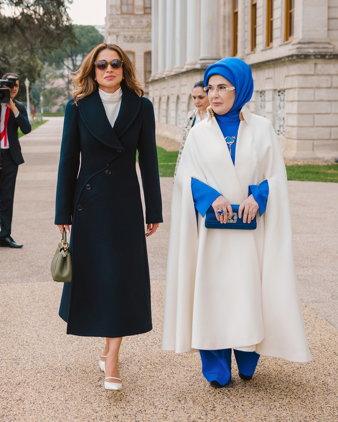 الملكة رانيا بمعطف كلاسيكي من علايا وتنورة مخملية في تركيا