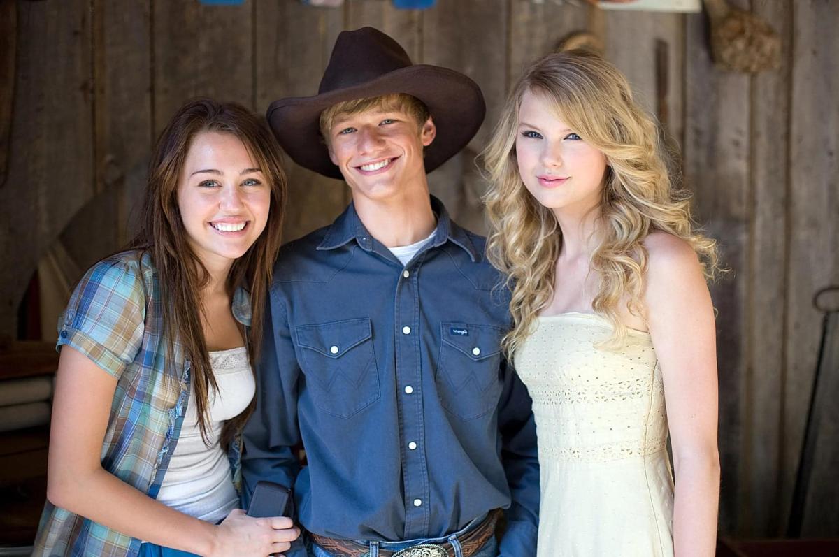 تايلور سويفت Taylor Swift - Toy Story 5 Pixar - عد تنازلي تايلور سويفت موقع رسمي - أغنية جديدة Taylor Swift 2026 - تعاون تايلور سويفت Toy Story - Tim McGraw Taylor Swift anniversary - Taylor Swift soundtrack movies Hollywood - The Life of a Showgirl album - Taylor Swift Netflix Miss Americana - أخبار تايلور سويفت اليوم