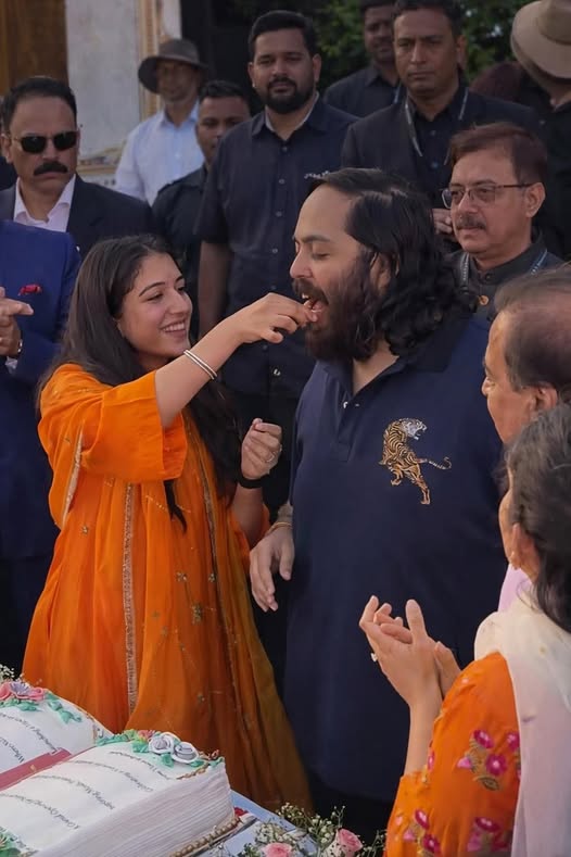 أنانت أمباني Anant Ambani - عيد ميلاد أنانت أمباني Anant Ambani birthday - موكيش أمباني Mukesh Ambani - رانفير سينغ Ranveer Singh - سلمان خان Salman Khan - شاه روخ خان Shah Rukh Khan - جانفي كابور Janhvi Kapoor - راديكا ميرشانت Radhika Merchant - فانتارا يونيفرسيتي Vantara University - جامناغار Jamnagar celebration - نجوم بوليوود Bollywood stars - عائلة أمباني Ambani family - الحفاظ على الحياة البرية wildlife conservation India - أخبار بوليوود Indian celebrity news - مشروع فانتارا Vantara project India