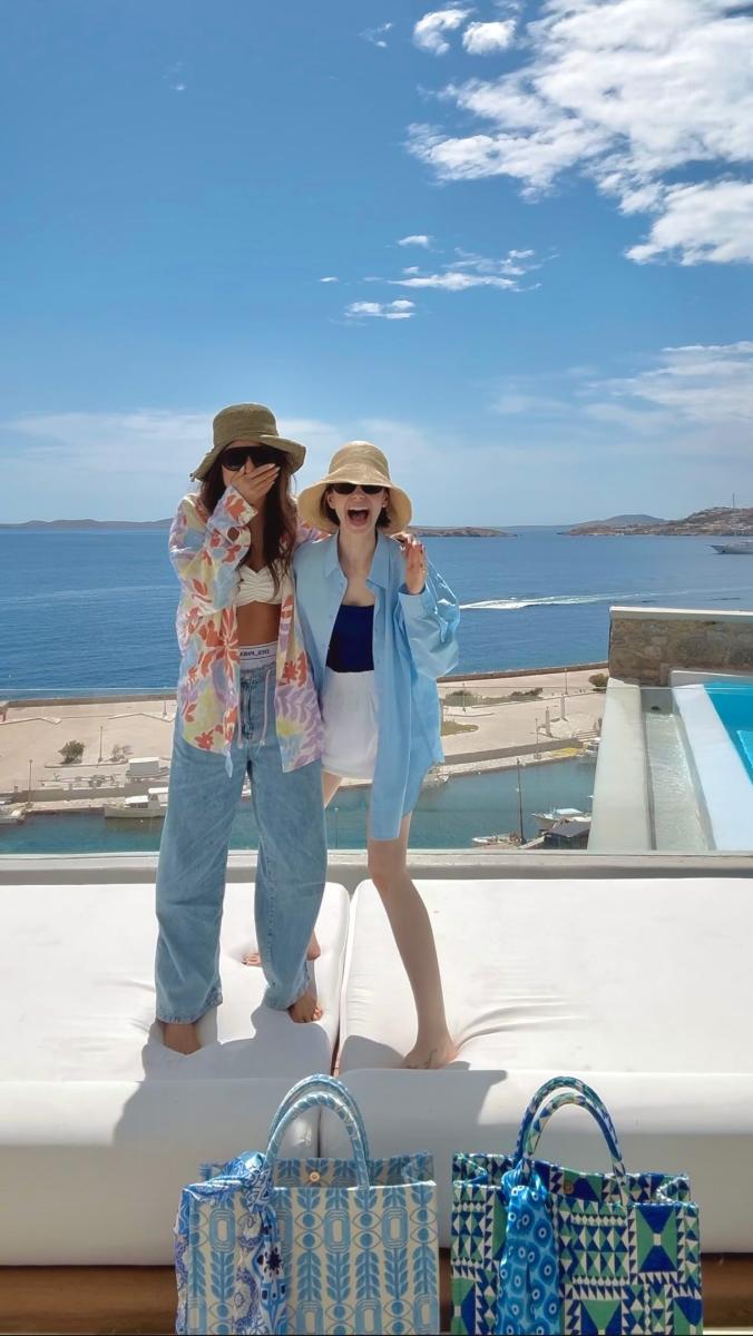 إيميلي في باريس - Emily in Paris Season 6 - Emily in Paris الموسم السادس - ليلي كولينز Lily Collins - آشلي بارك Ashley Park - إيميلي كوبر Emily Cooper - ميندي تشين Mindy Chen - تصوير Emily in Paris في باريس - باريس Paris - Saint-Germain-des-Prés - فيليبين لوروا بوليو Philippine Leroy-Beaulieu - غابرييل Gabriel - ألفي Alfie - مارسيلو Marcello - سيلفي Sylvie - نتفليكس Netflix - أخبار Emily in Paris - موعد الموسم السادس Emily in Paris - كواليس تصوير Emily in Paris - مسلسلات نتفليكس 2026