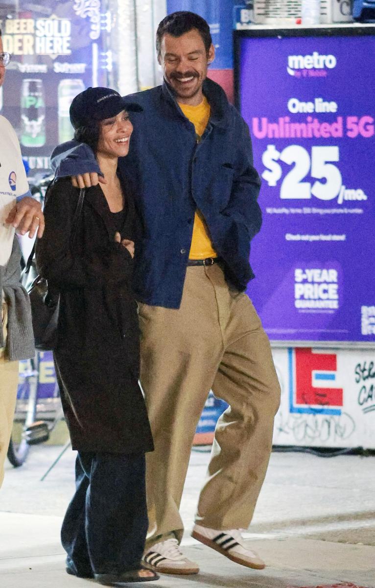 زوي كرافيتز Zoë Kravitz - هاري ستايلز Harry Styles - خاتم خطوبة زوي كرافيتز - خاتم هاري ستايلز - قيمة خاتم زوي كرافيتز - Jessica McCormack - لندن London - People - Met Gala 2026 - Together Together Tour - Lenny Kravitz - زفاف هاري ستايلز وزوي كرافيتز - أخبار هوليوود - مشاهير هوليوود - مجوهرات المشاهير - خاتم ألماس 10 قيراط - Cushion Cut Diamond