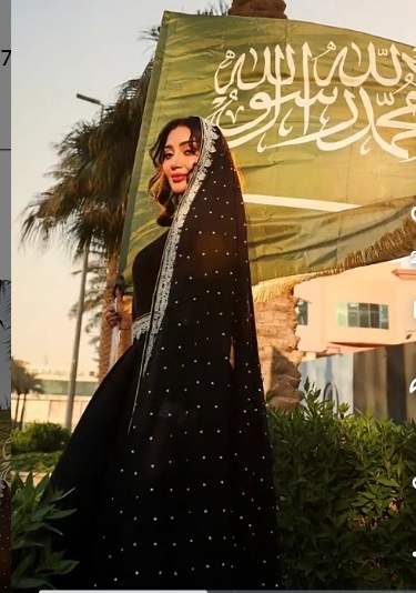 أميرة الشريف: وقار اللون الأسود والتفاصيل البراقة