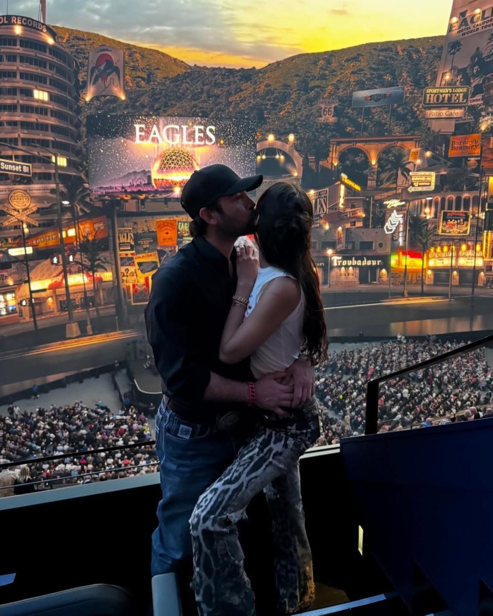 انفصال بيلا حديد - Bella Hadid breakup - أدان بانويلوس Adan Banuelos - Entertainment Tonight - British Vogue - أوريبيلا Orebella - دالاس Dallas - تكساس Texas - يولاندا حديد Yolanda Hadid - أخبار المشاهير هوليوود - علاقات النجوم - عارضات الأزياء العالميات