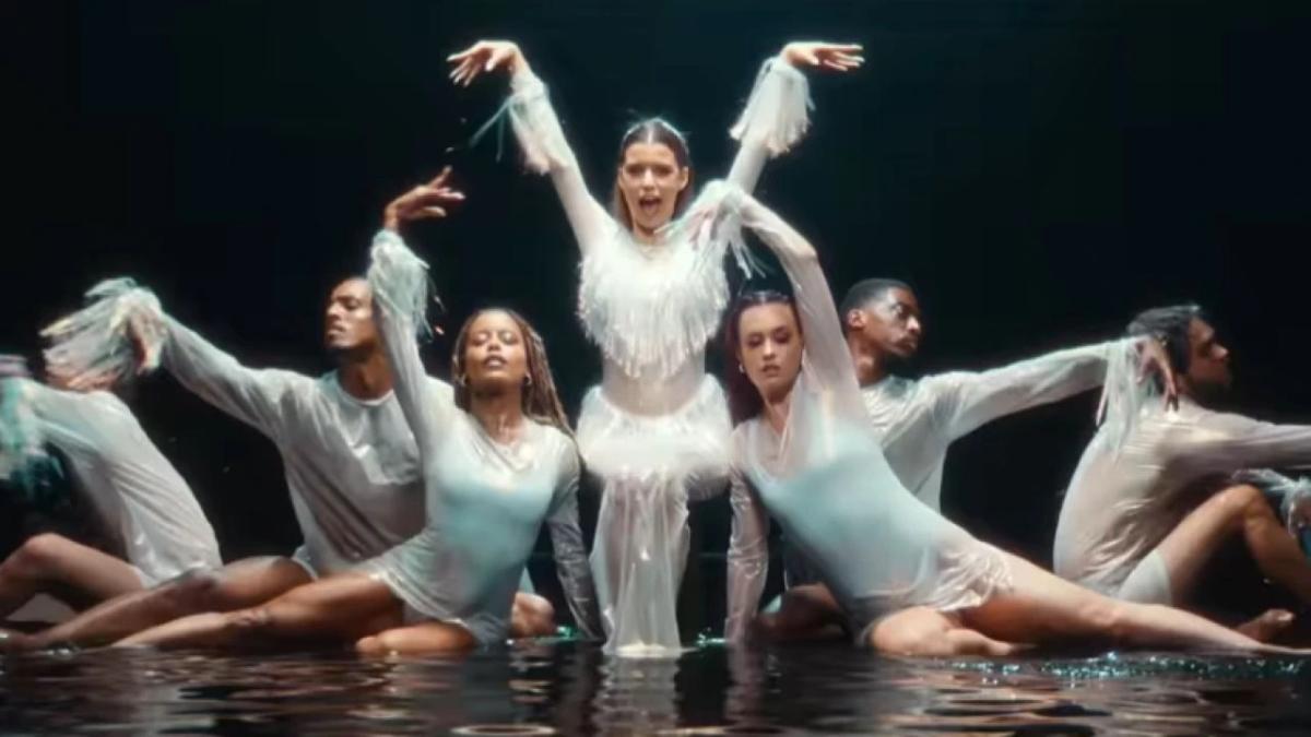 بيرين سات - Beren Saat - CapitaliZoo - كينان دوغلو Kenan Doğulu - العشق الممنوع Aşk-ı Memnu - ما ذنب فاطمة غول What is Fatmagül's Crime? - لوس أنجلوس Los Angeles - أغنية CapitaliZoo - دخول بيرين سات عالم الغناء - أخبار المشاهير - Hollywood news - نجوم تركيا - تعاون فني بين بيرين سات وكينان دوغلو