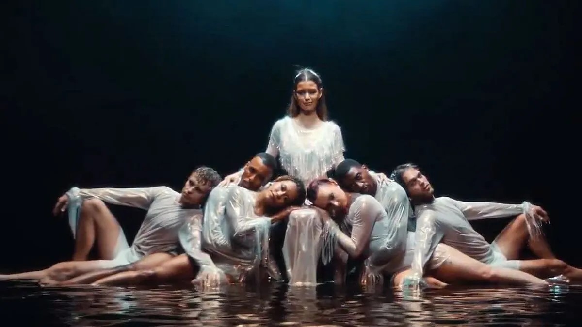 بيرين سات - Beren Saat - CapitaliZoo - كينان دوغلو Kenan Doğulu - العشق الممنوع Aşk-ı Memnu - ما ذنب فاطمة غول What is Fatmagül's Crime? - لوس أنجلوس Los Angeles - أغنية CapitaliZoo - دخول بيرين سات عالم الغناء - أخبار المشاهير - Hollywood news - نجوم تركيا - تعاون فني بين بيرين سات وكينان دوغلو