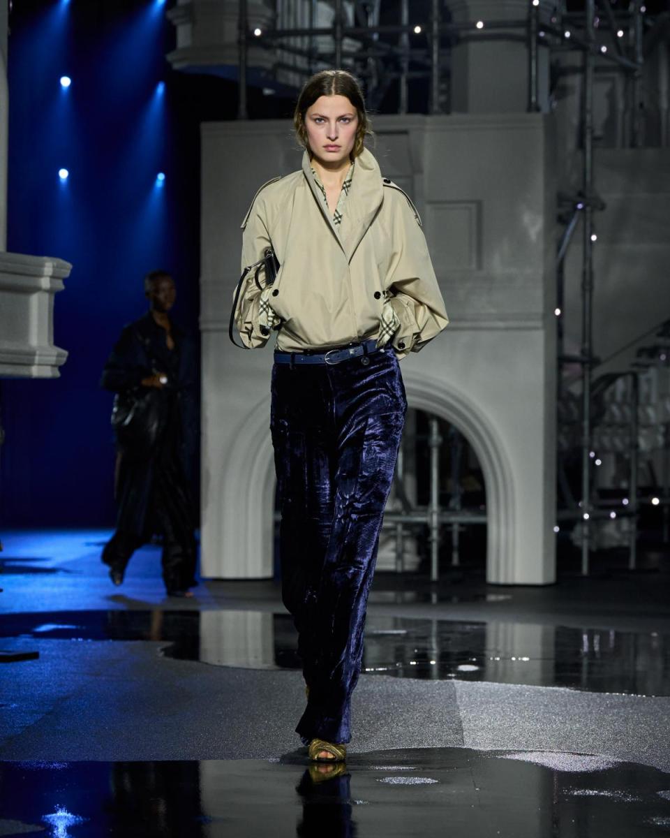 بربري تعود إلى لندن الليلية في مجموعة خريف وشتاء 2026