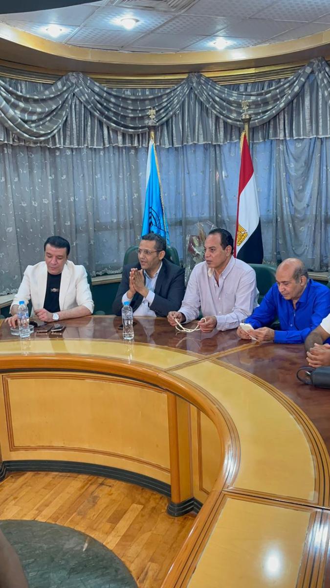 جلسة الصلح بين مصطفى كامل وطارق الشناوي 