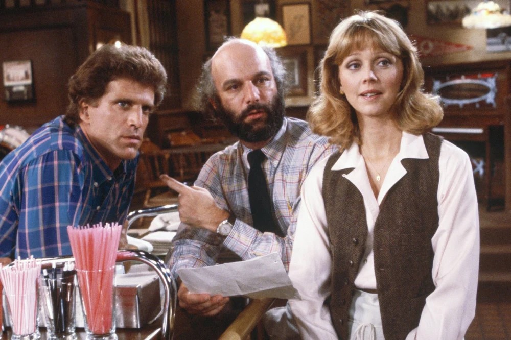 جيمس بوروز - James Burrows - وفاة جيمس بوروز - مخرج Friends - مخرج ويل آند غريس Will & Grace - مسلسل Friends - مسلسل Cheers - هوليوود Hollywood - أخبار هوليوود - Emmy Awards - The Big Bang Theory - Frasier - تاريخ الكوميديا التلفزيونية - نجوم التلفزيون الأميركي - صناع Friends - وفاة مخرج أميركي - James Burrows death - Friends director dies - Cheers co creator - Will and Grace director - Hollywood television legend - Television Hall of Fame - Directors Guild of America - أخبار المشاهير العالمية - ET بالعربي هوليوود