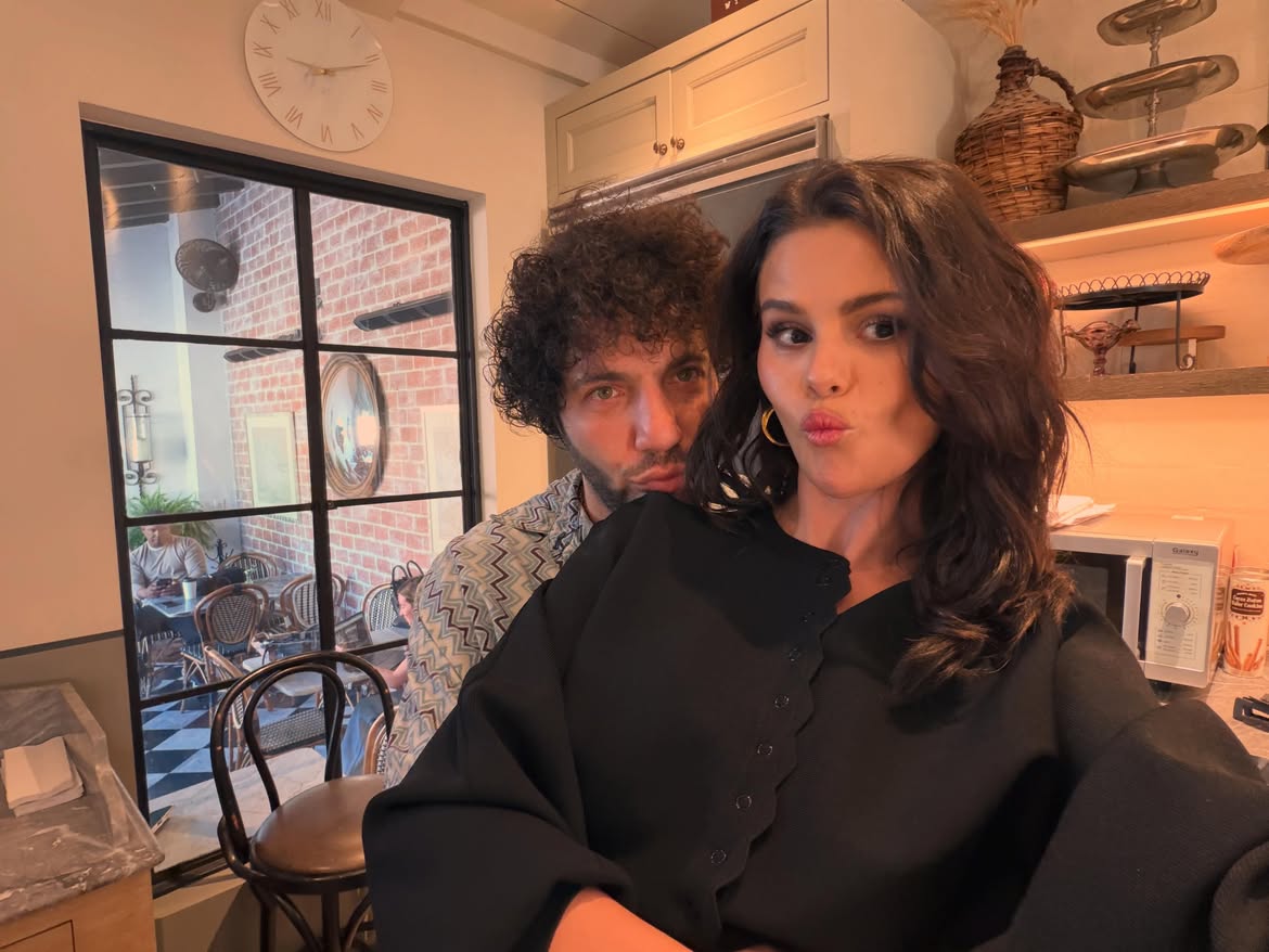 سيلينا غوميز - Selena Gomez - بيني بلانكو - Benny Blanco - عيد ميلاد سيلينا غوميز - زوج سيلينا غوميز - بيني بلانكو يخاف من الطيران - رحلة بيني بلانكو بالسفينة - عبور المحيط الأطلسي - Atlantic Ocean - لندن London - Only Murders in the Building الموسم السادس - Only Murders in the Building Season 6 - تيك توك TikTok - إنستغرام Instagram - إد شيران Ed Sheeran - Divide - Jay Shetty - On Purpose with Jay Shetty - أخبار سيلينا غوميز - أخبار Benny Blanco - هوليوود - مشاهير هوليوود - Selena Gomez birthday - Selena Gomez husband - Benny Blanco boat to London - Benny Blanco fear of flying