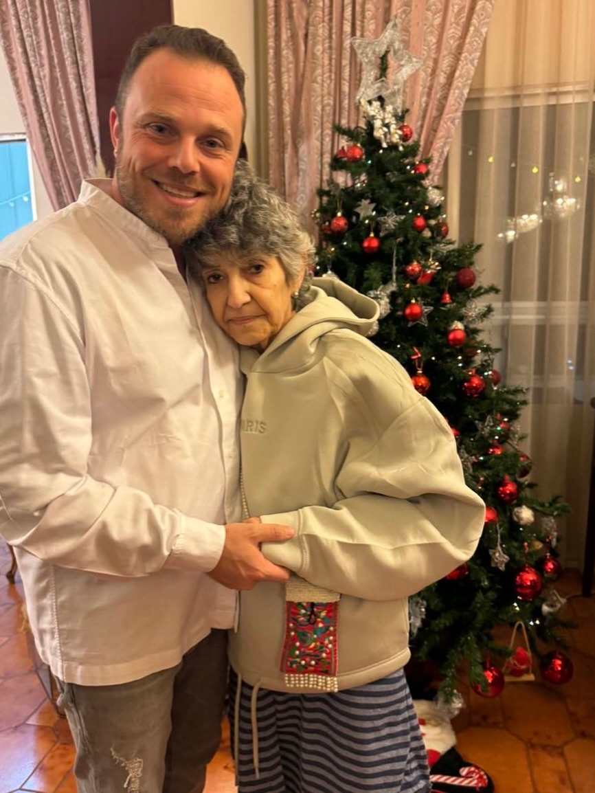 عاصي الرحباني ووالدته