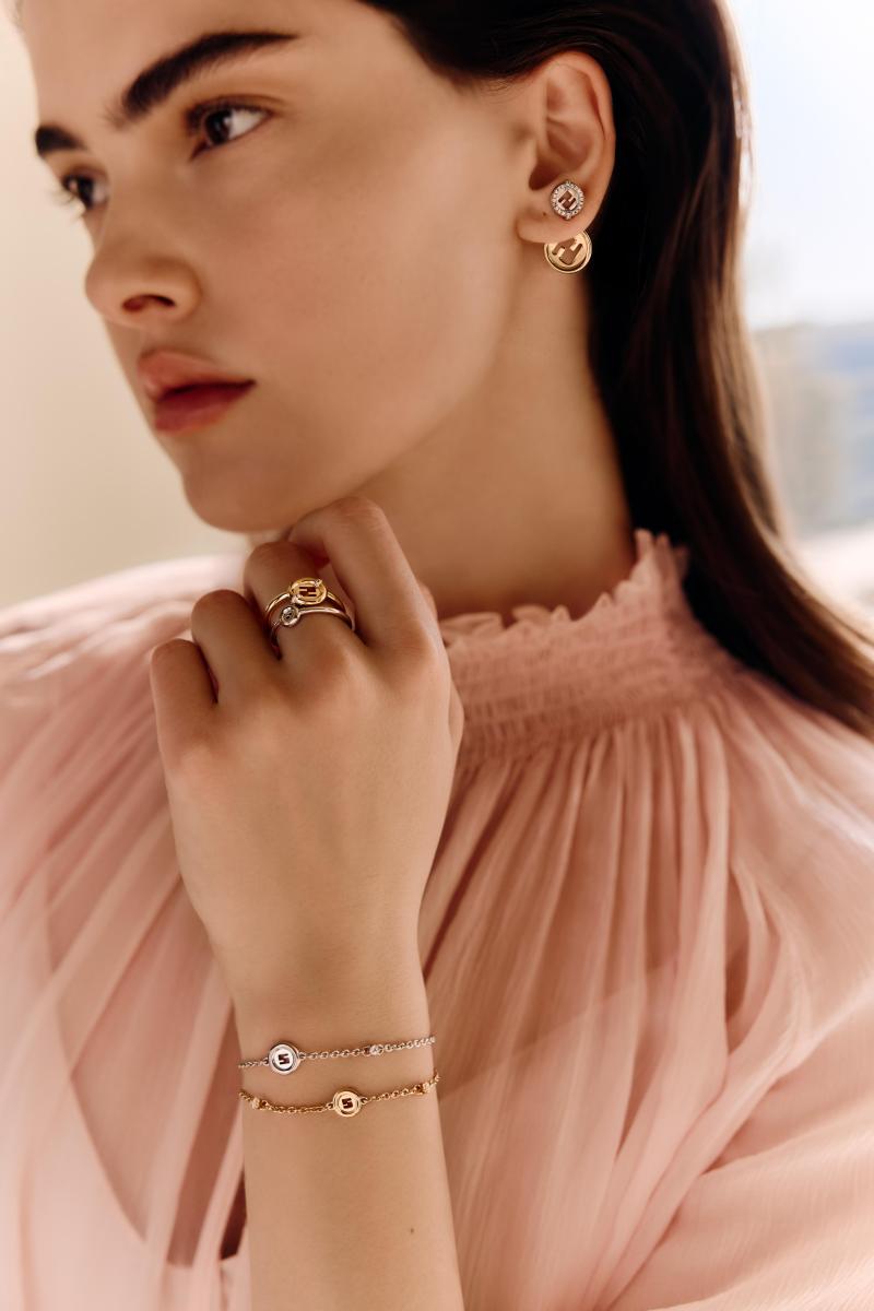 فندي تطلق مجموعة "نور"  بتصاميم مضيئة لشهر رمضان 