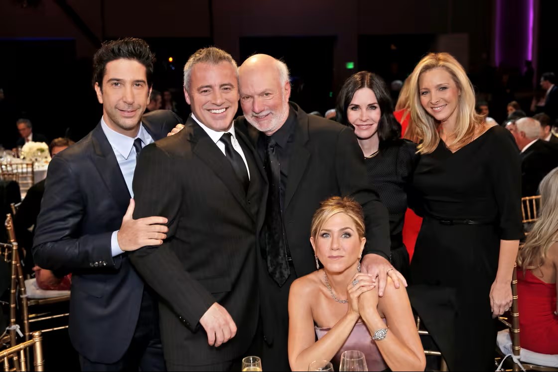 جيمس بوروز - James Burrows - وفاة جيمس بوروز - مخرج Friends - مخرج ويل آند غريس Will & Grace - مسلسل Friends - مسلسل Cheers - هوليوود Hollywood - أخبار هوليوود - Emmy Awards - The Big Bang Theory - Frasier - تاريخ الكوميديا التلفزيونية - نجوم التلفزيون الأميركي - صناع Friends - وفاة مخرج أميركي - James Burrows death - Friends director dies - Cheers co creator - Will and Grace director - Hollywood television legend - Television Hall of Fame - Directors Guild of America - أخبار المشاهير العالمية - ET بالعربي هوليوود
