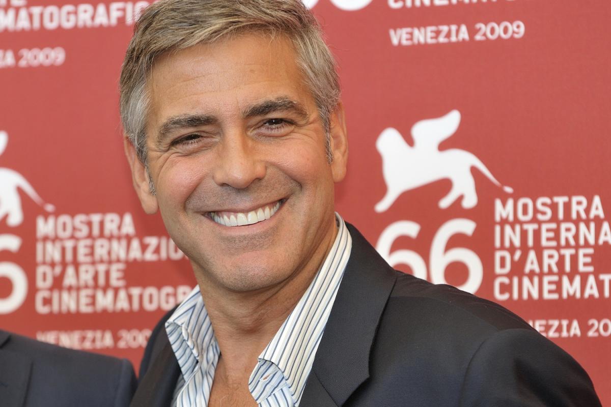 جورج كلوني George Clooney - مهرجان البندقية السينمائي Venice Film Festival - الأسد الذهبي Golden Lion - جائزة مجمل المسيرة Lifetime Achievement - بينالي البندقية La Biennale di Venezia - ألبرتو باربيرا Alberto Barbera - هوليوود Hollywood - جوائز الأوسكار Academy Awards - Good Night and Good Luck - Syriana - Argo - Ben Affleck - Grant Heslov - ER - Broadway - Tony Awards - CNN - أخبار جورج كلوني - تكريم جورج كلوني - مهرجان البندقية 2026 - Venice Film Festival 2026