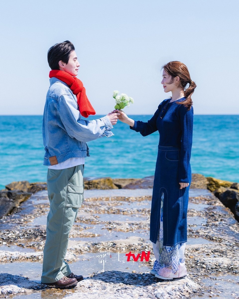 غوبلين Goblin - أبطال غوبلين - غونغ يو Gong Yoo - لي دونغ ووك Lee Dong-wook - كيم غو أون Kim Go-eun - يو إن نا Yoo In-na - Goblin 10th Anniversary Trip - الدراما الكورية - مسلسل Goblin - Guardian The Lonely and Great God - tvN - لم شمل أبطال غوبلين - أخبار الدراما الكورية - مسلسلات كورية 2026 - شاطئ جومونجين Jumunjin Beach - كيم أون سوك Kim Eun-sook - دراما كورية رومانسية - مسلسل غوبلين 2026 - عودة أبطال Goblin - أخبار المشاهير الكوريين