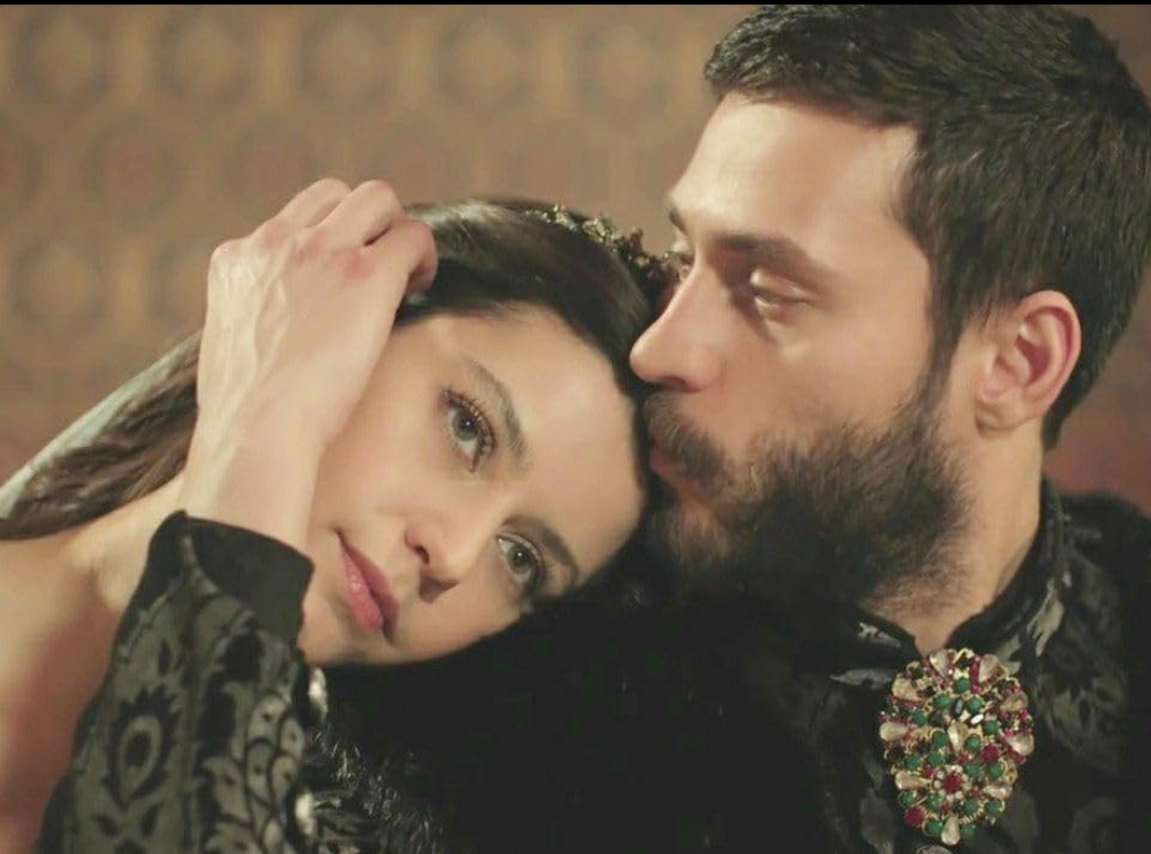 بيرين سات، إكين كوتش، فيلم كل الخيول المتعبة، Tüm Yorgun Atlar، السلطانة كوسم، السلطان أحمد الأول، بوراك تشيفيك، إيبك إردن، أخبار النجوم الأتراك، السينما التركية، أفلام تركية جديدة.