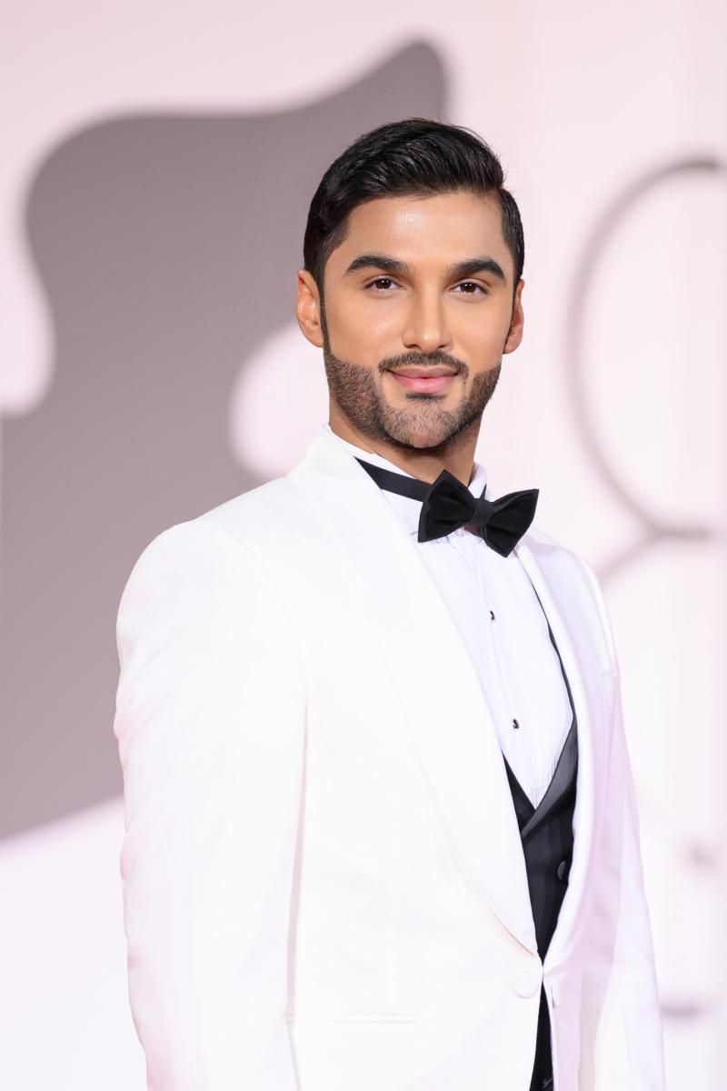 مريم محمد بالثوب الإماراتي من توقيع حمد جاسم في البندقية