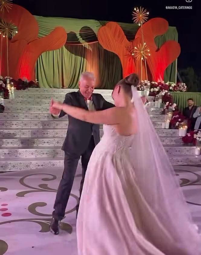 محمود حميدة يشارك ابنته الرقص على أغنية ولا يا ولا في حفل زفافها
