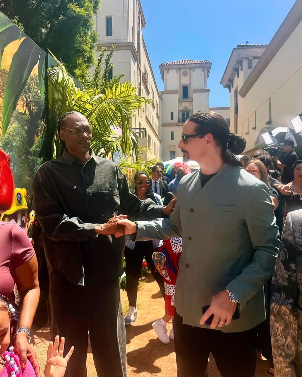 سنوب دوغ Snoop Dogg - كيفن ريتشاردسون Kevin Richardson - باكستريت بويز Backstreet Boys - Snoop Dogg Kevin Richardson - سنوب دوغ وكيفن ريتشاردسون - شبيه سنوب دوغ - توأم سنوب دوغ وكيفن ريتشاردسون - Paw Patrol The Dino Movie - فيلم Paw Patrol - Backstreet Boys - Snoop Dogg movies - Snoop Dogg latest news - Kevin Richardson - باكستريت بويز لاس فيغاس - Into the Millennium - Las Vegas Sphere - Jonathan Daviss - Craig Brewer - Chaka Khan - Chakzilla