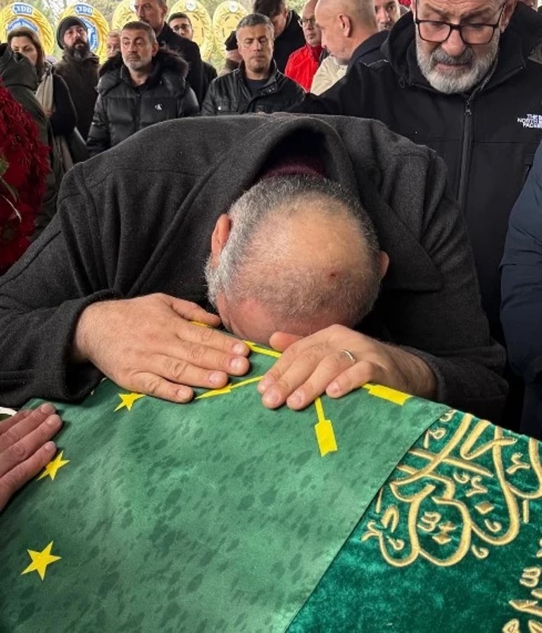 كانبولات غوركيم أرسلان - جنازة كانبولات غوركيم أرسلان - مسجد زنجيرلي كويو - بويراز كارايل - نجوم تركيا - وداع كانبولات غوركيم أرسلان - أزمة قلبية - الوسط الفني التركي