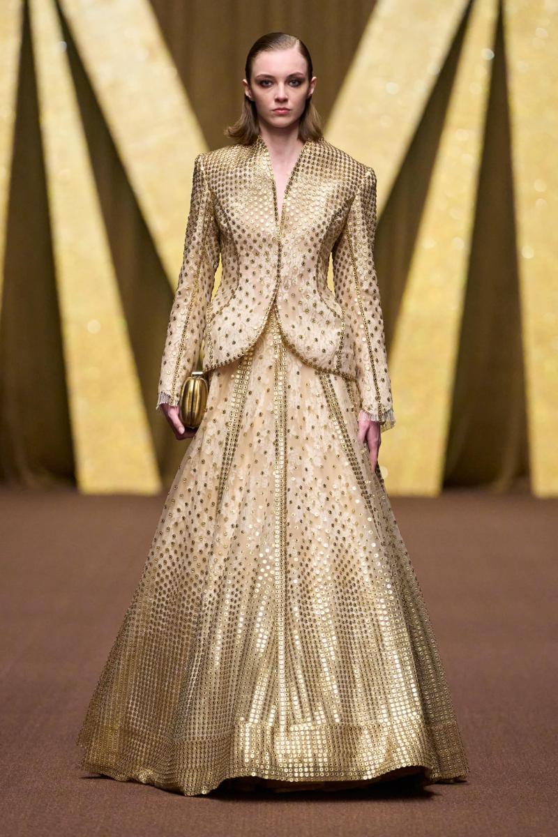 مانيش مالهوترا يحتفي بالهوية الهندية في أسبوع دبي للموضة