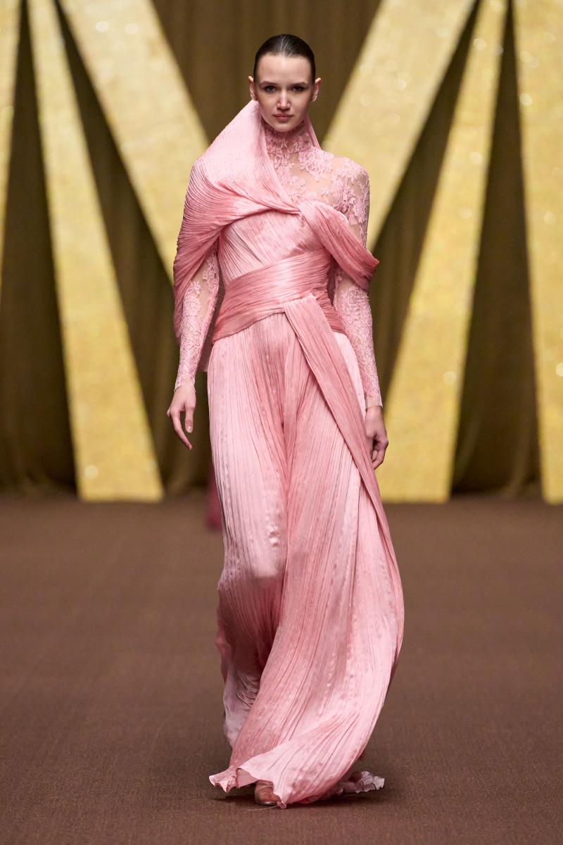 مانيش مالهوترا يحتفي بالهوية الهندية في أسبوع دبي للموضة