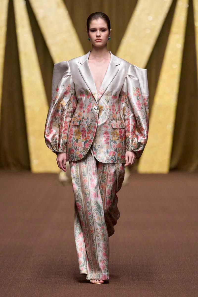 مانيش مالهوترا يحتفي بالهوية الهندية في أسبوع دبي للموضة