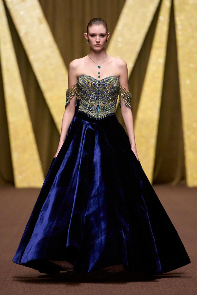 مانيش مالهوترا يحتفي بالهوية الهندية في أسبوع دبي للموضة