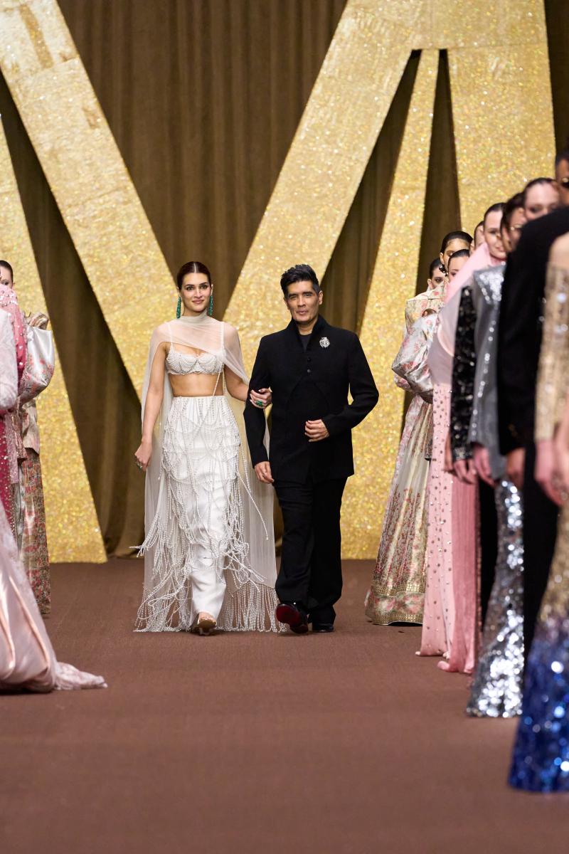 مانيش مالهوترا يحتفي بالهوية الهندية في أسبوع دبي للموضة