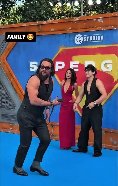 جيسون موموا Jason Momoa - أبناء جيسون موموا - ناكوا وولف Nakoa-Wolf - لولا Lola - ليزا بونيه Lisa Bonet - فيلم Supergirl - لوبو Lobo - DC Studios - فعالية Supergirl لندن London - Jason Momoa children - Jason Momoa son - Dune Part Three - زندايا Zendaya - هوليوود Hollywood - أخبار جيسون موموا - السجادة الحمراء لندن - Jason Momoa Supergirl event - Nakoa-Wolf Dune 3 - Jason Momoa family - Jason Momoa red carpet