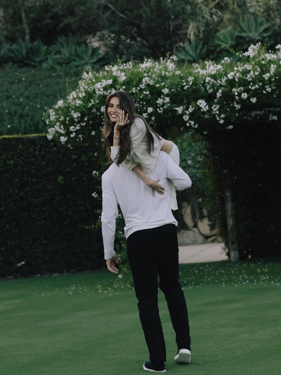 ماديسون بير - Madison Beer - جاستن هربرت - Justin Herbert - خطوبة ماديسون بير - Madison Beer engaged - Justin Herbert engaged - Madison Beer Justin Herbert engagement - خاتم خطوبة ماديسون بير - Los Angeles Chargers - NFL - Instagram - Therapuss with Jake Shane - Jake Shane - Los Angeles - SoFi Stadium - Washington Commanders - أخبار ماديسون بير - أخبار جاستن هربرت - مشاهير هوليوود - Celebrity News - Entertainment News - Engagement Ring - Madison Beer fiancé - Justin Herbert fiancée - خطوبة مشاهير هوليوود