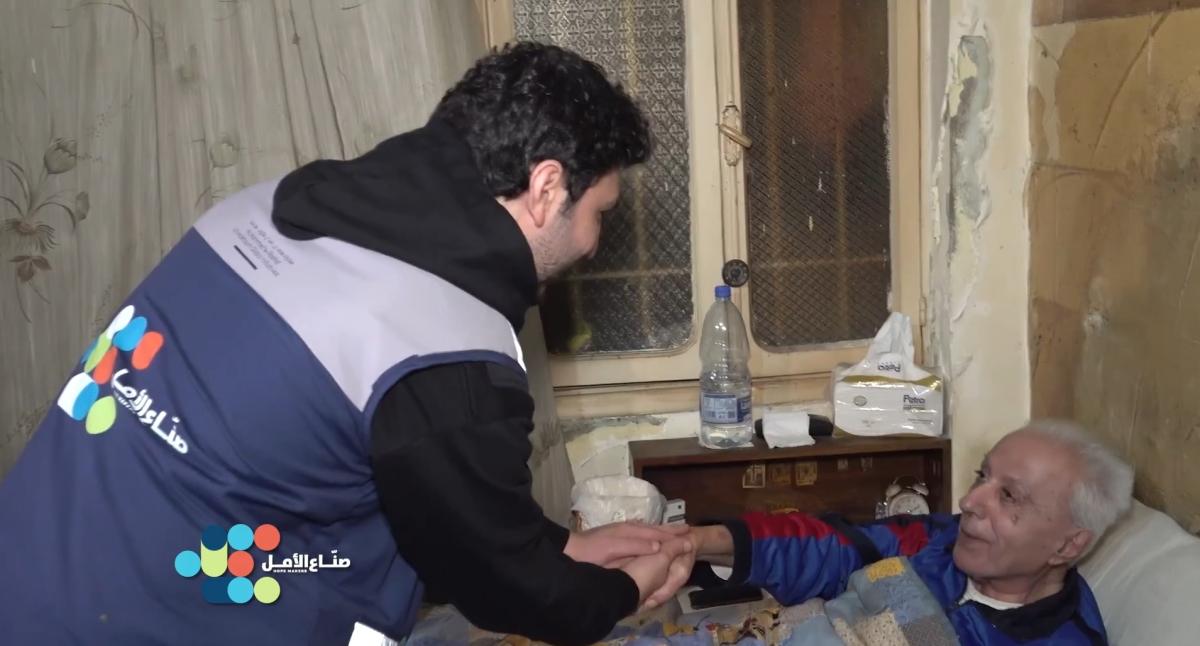 محمد شاكر - الفن يصنع الأمل - ET بالعربي - صناع الأمل - مبادرات إنسانية - قصص إنسانية في لبنان - دعم كبار السن - مساعدات إنسانية