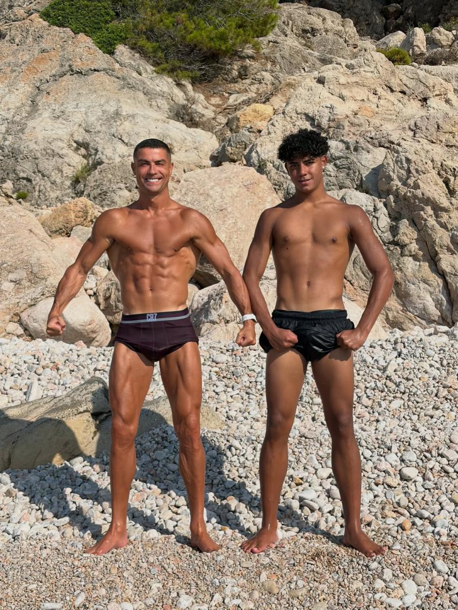 كريستيانو رونالدو - Cristiano Ronaldo - كريستيانو جونيور - Cristiano Ronaldo Jr - جورجينا رودريغيز Georgina Rodríguez - صور كريستيانو رونالدو الجديدة - ابن كريستيانو رونالدو - كريستيانو رونالدو وابنه - إجازة كريستيانو رونالدو في مايوركا - Mallorca - كأس العالم 2026 - FIFA World Cup 2026 - البرتغال Portugal - رونالدو إنستغرام - Cristiano Ronaldo Instagram - Cristiano Ronaldo family - Cristiano Ronaldo son - Cristiano Ronaldo beach photos - Georgina Rodriguez