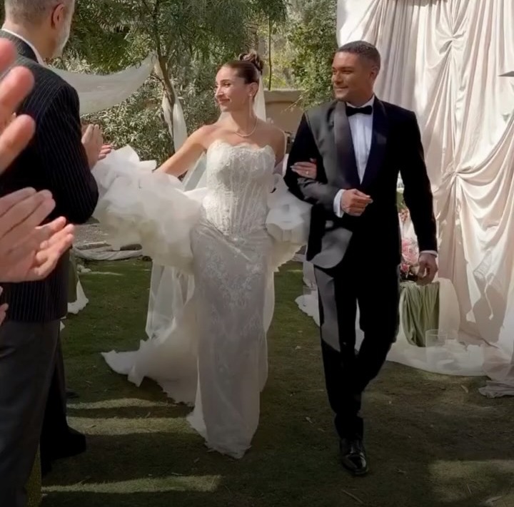 دينا الشربيني بفستان ساره أنسي