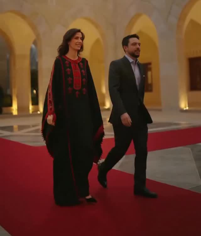 الأميرة رجوة بالثوب الأسود مع لمسة تخريم ملونة