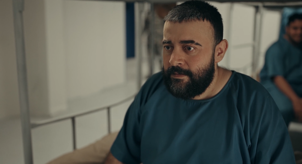 مسلسل أحمر ولا أبيض الحلقة 1