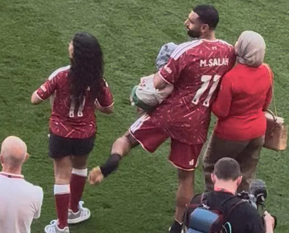 محمد صلاح وعائلته